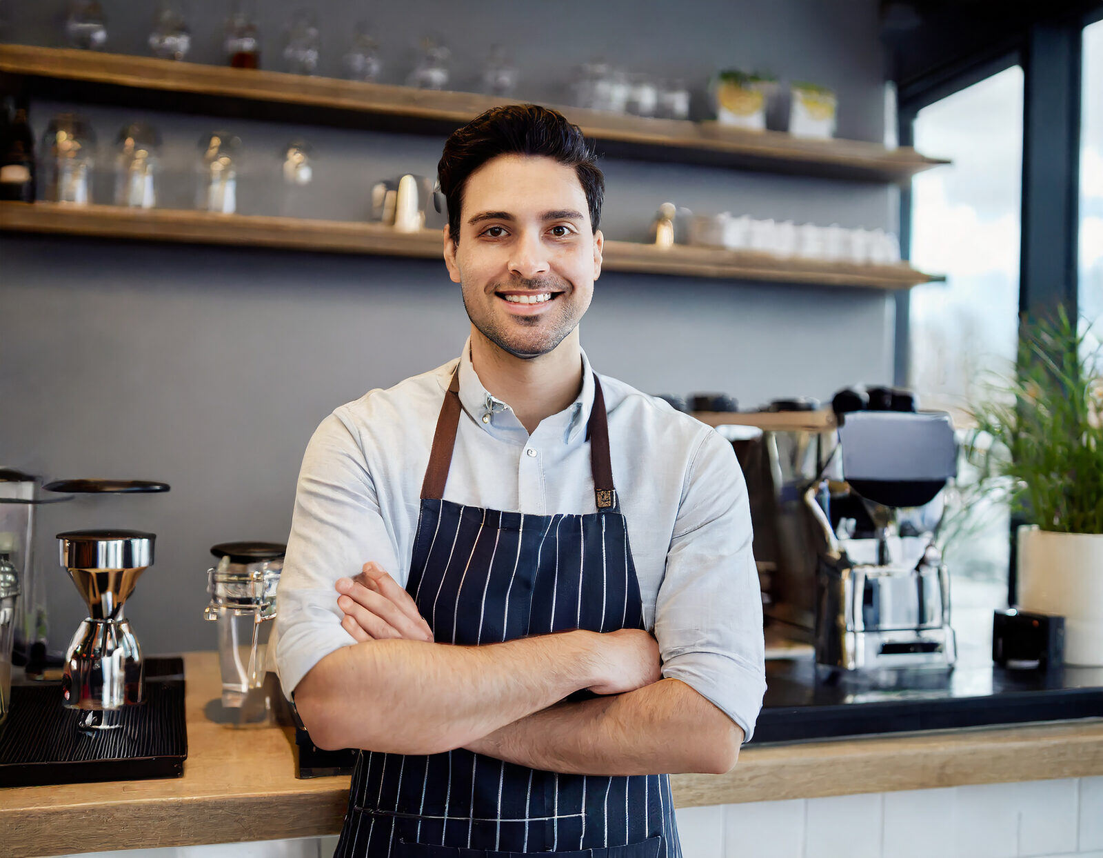 Barista in un bar rifornito da BarOoh